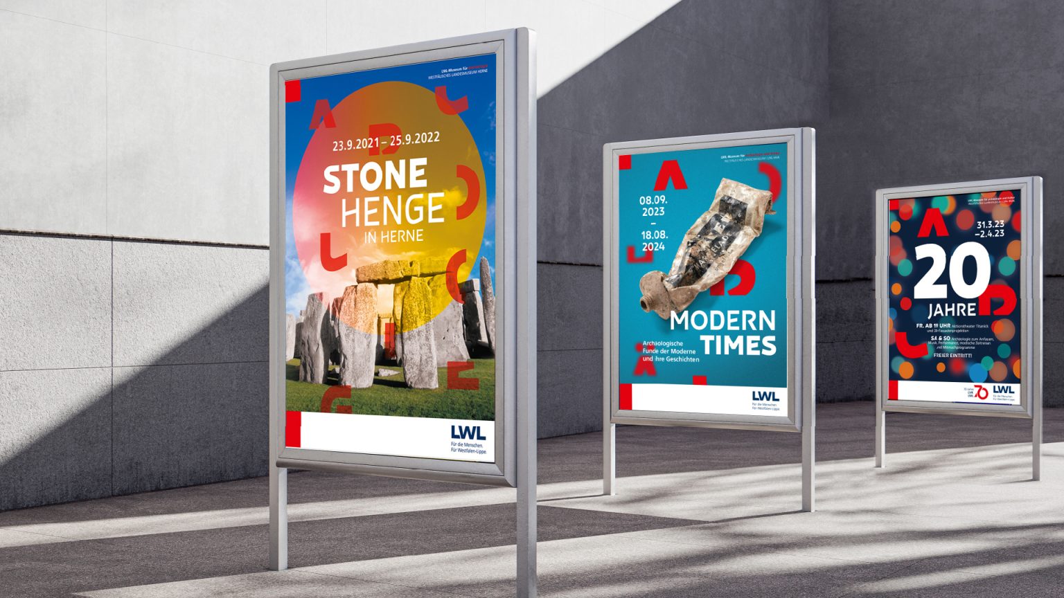 Drei Citylight Plakate hintereinander, die verschiedene Ausstellungen des LWL-Museums für Archäologie in Herne zeigen und bewerben. Erstes Stone Henge, zweites Modern Times, drittes das 20 jährige Jubiläum.
