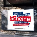 Großflächenplakat zur Ausbildung bei der Technischen Hochschule Georg Agricola mit dem Slogan „Wo du die meisten Scheine erst nach dem Studium machst!“.