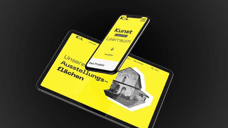 Digitales Geräte-Mockup eines Webdesigns für Tablet und Smartphone in leuchtendem Gelb und Schwarz auf dunklem Hintergrund. Zu sehen ist die responsive Website des Projekts „Kunst statt Leerraum“.