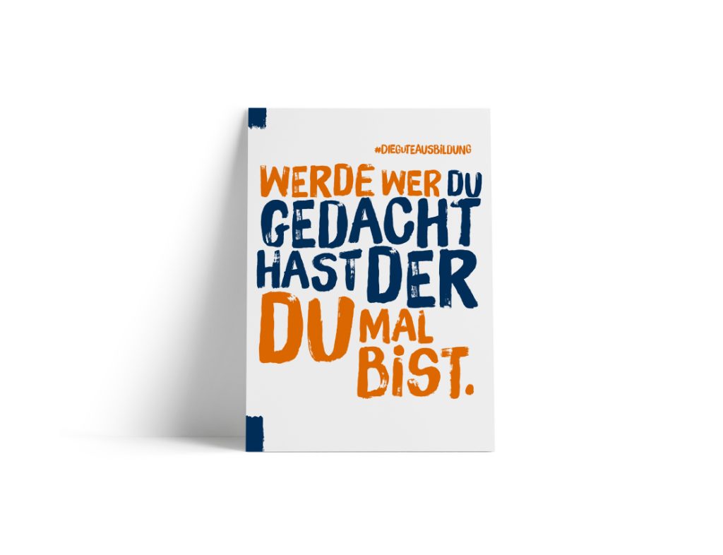 Ein weißer Buchumschlag mit fettgedrucktem blauem und orangefarbenem deutschen Text: „Werde wer du gedacht hast, der du mal bist.“ Oben rechts ist der Hashtag #DIEDEINEAUSBILDUNG zu sehen. Der Hintergrund ist schlicht weiß.