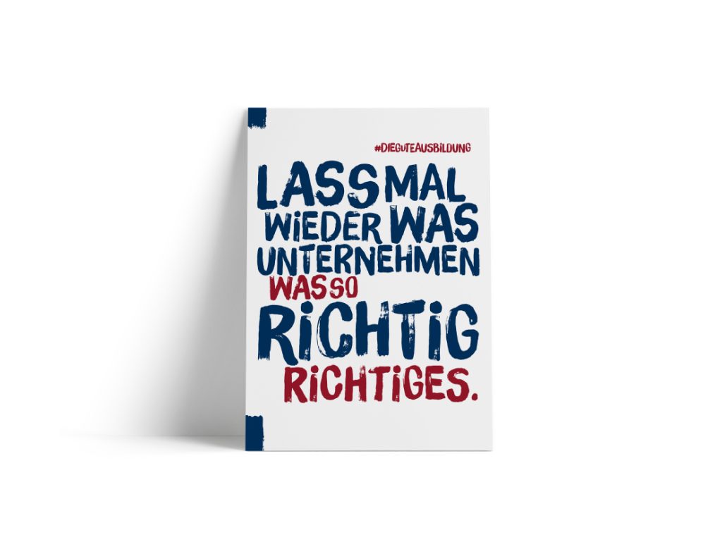Ein weißes Plakat mit deutschem Text in fetten blauen und roten Buchstaben: „Lass mal wieder was unternehmen. Was so richtig Richtiges.“ In der oberen rechten Ecke ist der Hashtag #DIEGELENAUSBILDUNG zu sehen. Das Plakat wirft einen Schatten auf einen weißen Hintergrund.