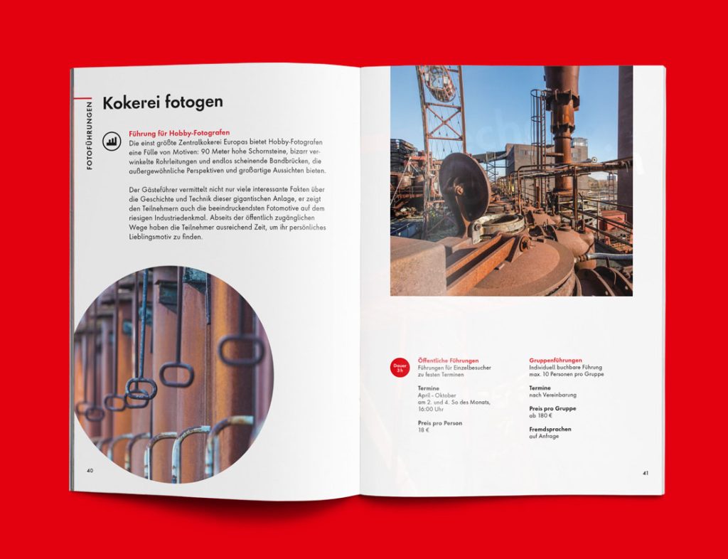 Doppelseite einer Zollverein-Broschüre mit Informationen zur Kokerei, Fotografien und Hinweisen zu Führungen.