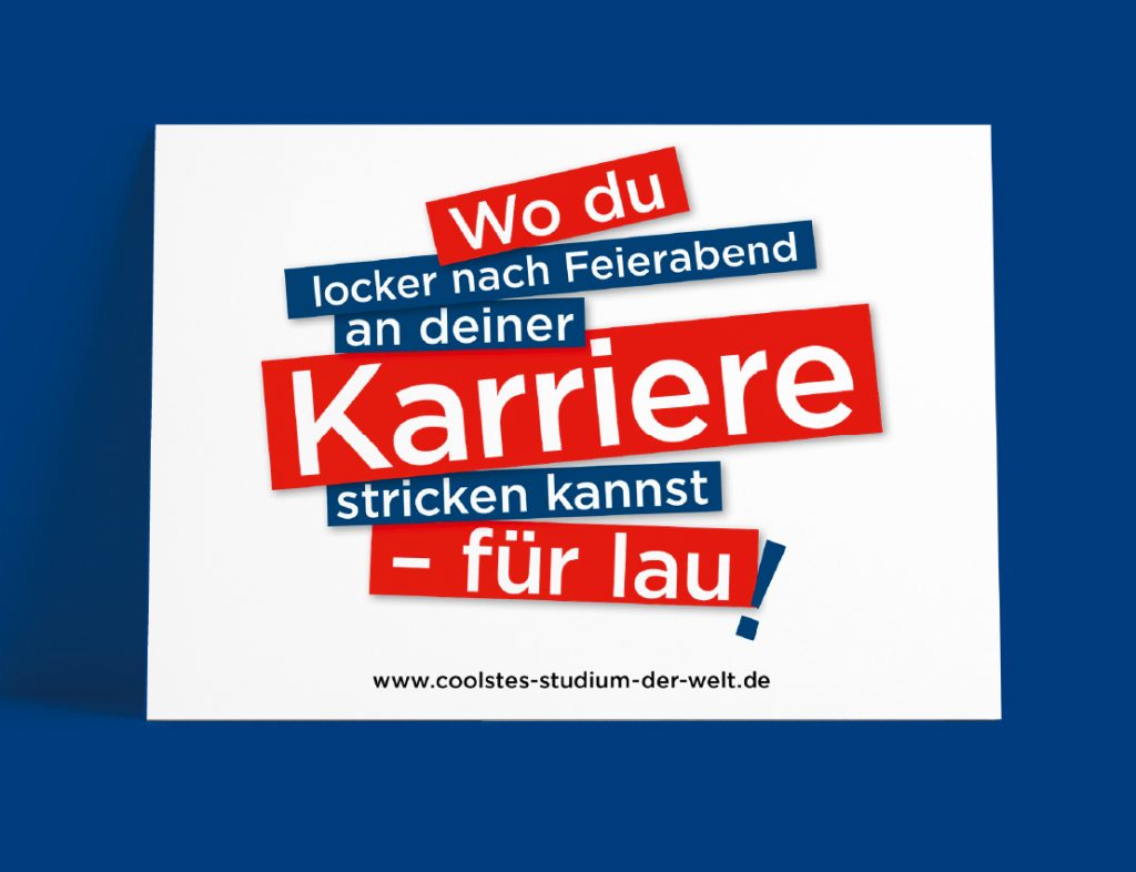Postkarte auf dunkelblauen Hintergrund mit dem Recruiting Spruch der Technischen Hochschule Georg Agricola mit dem Spruch: Wo du locker nach Feierabend an deiner Karriere stricken kannst – für lau!