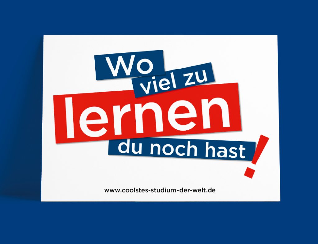 Postkarte auf dunkelblauen Hintergrund mit dem Recruiting Spruch der Technischen Hochschule Georg Agricola mit dem Spruch: Wo viel zu lernen du noch hast!